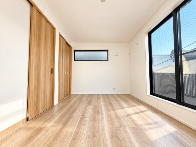 中区英町新築戸建の洋室|窓から差し込む柔らかな光が、穏やかな雰囲気を演出する居心地の良い洋室です。