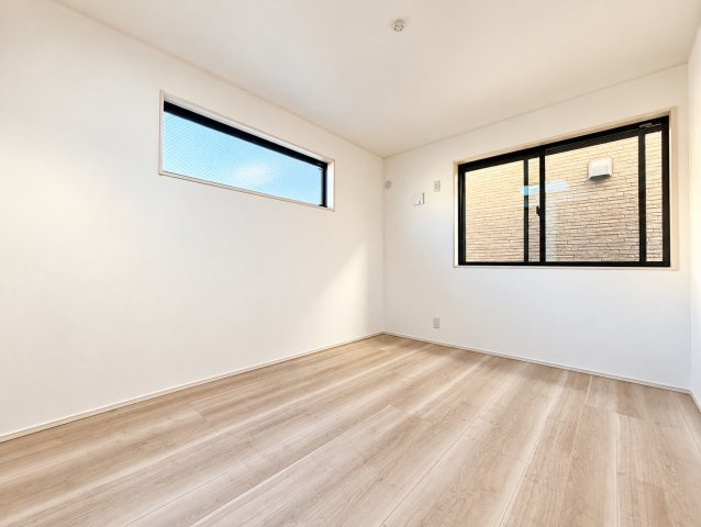 中区英町新築戸建の洋室|ナチュラルなフローリングが温かみを感じさせる落ち着いた室内です。