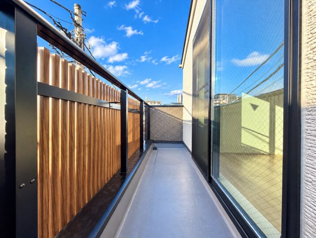 中区英町新築戸建のバルコニー|開放感あふれる設計で、日常にゆとりある時間をもたらします。