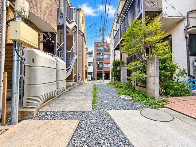 中区英町新築戸建の前面道路含む現地写真|落ち着いた住宅街に佇む住まい。周辺には穏やかな街並みが広がり、都会の喧騒を忘れる暮らしを演出します。