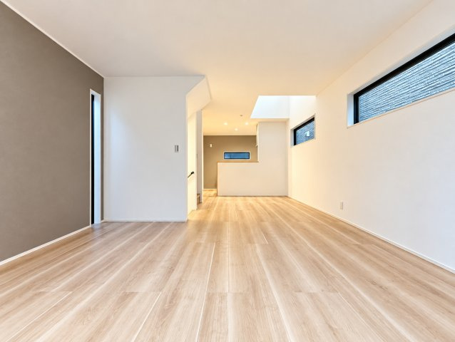 中区英町新築戸建の居間・リビング|シンプルで洗練された内装が魅力のリビング。どのような家具とも調和しやすく、理想の住空間を実現できます。