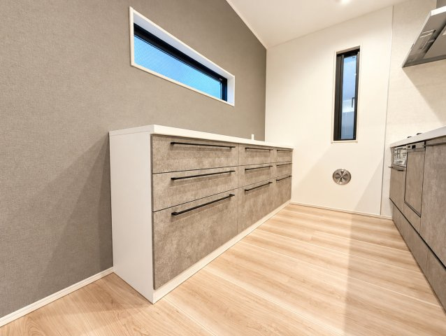 中区英町新築戸建のキッチン|たっぷり収納できるカップボードを設置。キッチン周りをすっきり美しく保てます