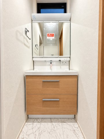 中区英町新築戸建の独立洗面台|ゆとりある洗面スペースを確保し、朝の身支度もスムーズに行える使い勝手の良い空間です。