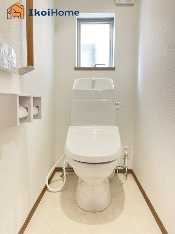 神戸市西区宮下2丁目　中古戸建のトイレ|●年中無休：当日予約可●1階・2階ウォッシュレット付のお手洗い。汚れが落ちやすく、節水タイプです