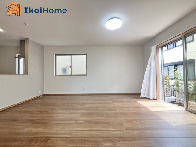 神戸市西区宮下2丁目　中古戸建の居間・リビング|●年中無休：当日予約可●LDK16帖には大きな窓がありますので陽当り・通風良好！