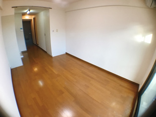 メゾネット栄根の居間