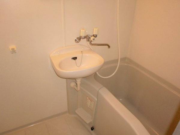新品家具付きマンション梅里15(KaGood東京)の浴室