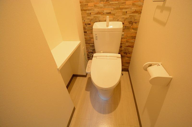 温水洗浄便座付きのトイレです♪