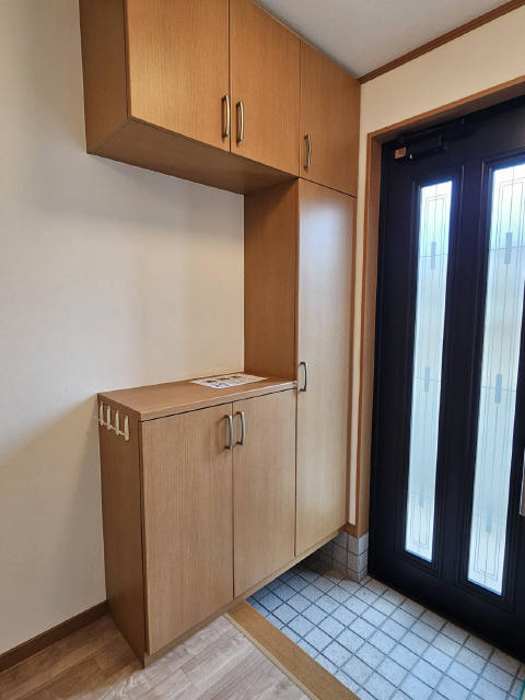 ふじみ野市西鶴ケ岡２丁目の中古一戸建の玄関|上部まで収納のある玄関スペースです。