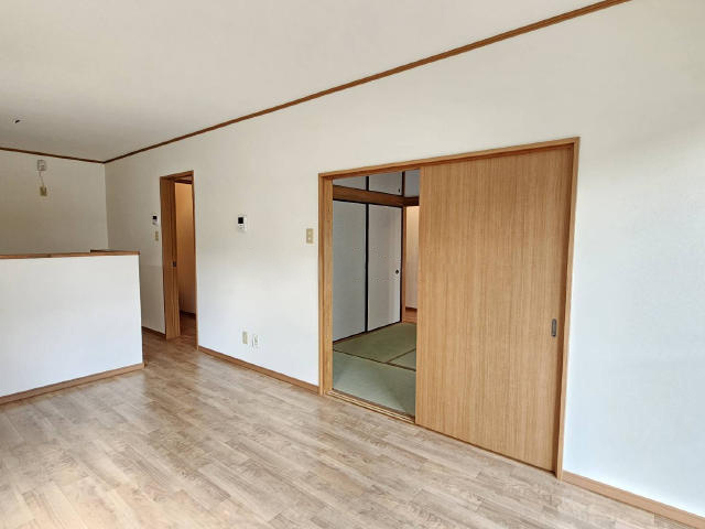 ふじみ野市西鶴ケ岡２丁目の中古一戸建の居間・リビング|リビングの隣にはお子さまの遊びスペースやくつろぎスペースとしても利用できる6帖の和室があります。