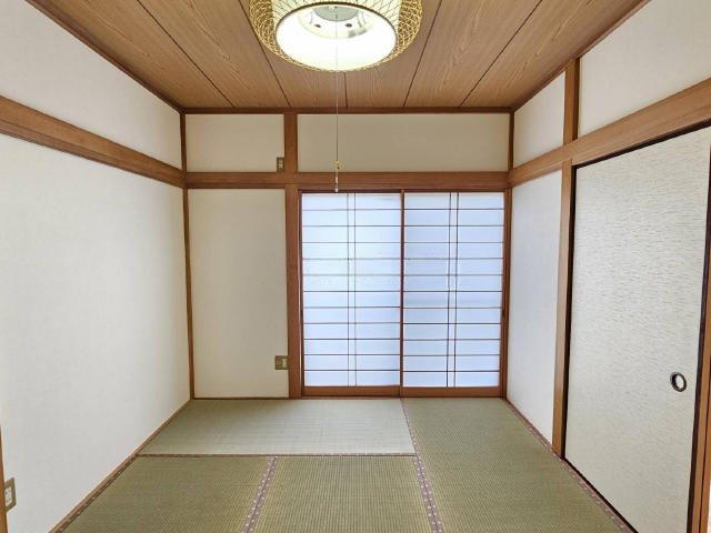 ふじみ野市西鶴ケ岡２丁目の中古一戸建の和室|1階6帖の和室です。
リビングと隣接していて、遊びスペースや客間としても◎！
畳は表替え済みです。