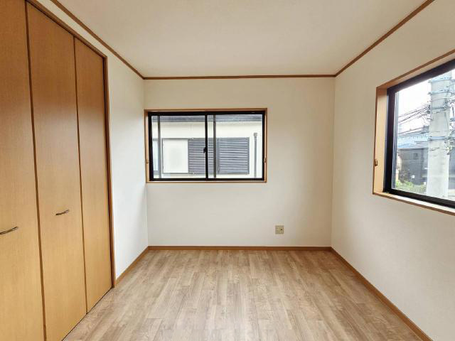 ふじみ野市西鶴ケ岡２丁目の中古一戸建の洋室|2面採光で明るい2階南東側6帖の洋室です。