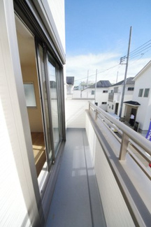 【バルコニー】 | 【仲介手数料無料！！】稲城市東長沼　新築戸建て（全11棟）2号棟　6880万円