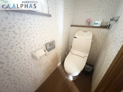 【トイレ】 | 加古川市東神吉町砂部　一戸建て | ■トイレにも窓があり、明るく換気もしやすい空間♪