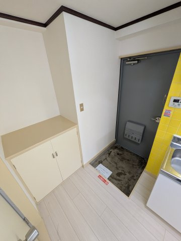 ジュネス大倉山の玄関