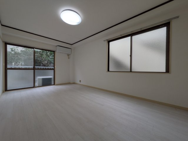 ジュネス大倉山の居間・リビング
