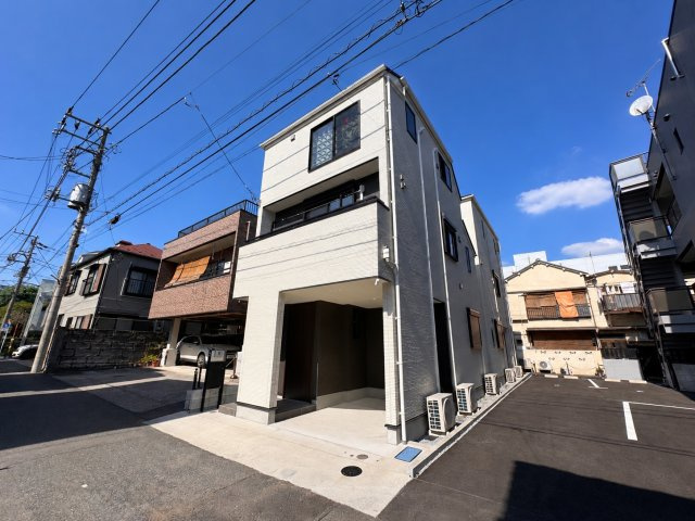北区堀船3丁目の外観|【2025年築　綺麗な築浅戸建】
青空に映えるモダンな都市住宅
王子駅徒歩15分×梶原駅徒歩5分
南向きの3LDK　ビルトインガレージ付(車種制限あり)
ご見学はご予約ください♪♪