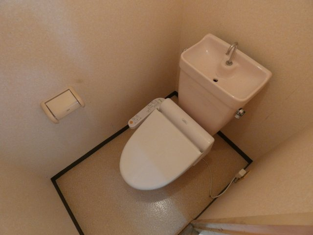 エンブレム梅本のトイレ|コンパクトで使いやすいトイレです