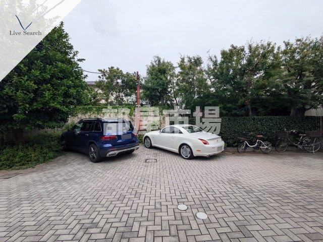 カーサ ベルリオの駐車場