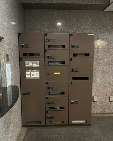 ライオンズマンション東大赤門前の設備|宅配ボックスです