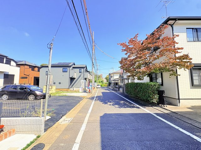 【前面道路含む現地写真】 | 練馬区大泉町1丁目　新築一戸建住宅　全16棟　(保谷店) | スーパー、コンビニ、ドラッグストアが徒歩10分以内にありお買い物も便利。