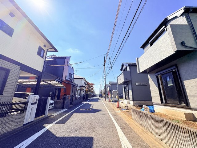 【前面道路含む現地写真】 | 練馬区大泉町1丁目　新築一戸建住宅　全16棟　(保谷店) | 豊かな自然を身近に感じる落ち着きある住宅街。