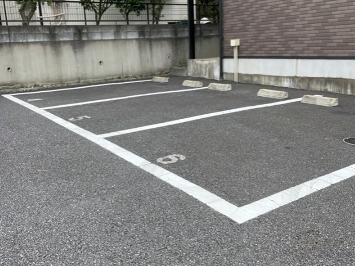 レオネクスト三愛の駐車場