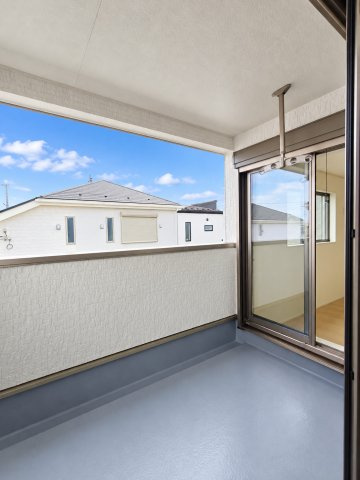 三郷市　彦糸1丁目　新築戸建　全7棟のバルコニー|開放的で明るい空間を演出してくれるバルコニーです