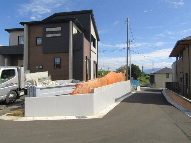 【前面道路含む現地写真】 | ブルーミングガーデン甲斐市龍地　1号棟 | 前面道路含む現地写真です