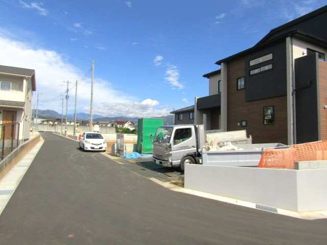 【前面道路含む現地写真】 | ブルーミングガーデン甲斐市龍地　1号棟 | 前面道路含む現地写真です