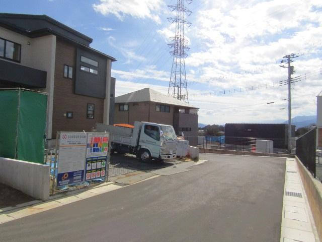 【前面道路含む現地写真】 | ブルーミングガーデン甲斐市龍地　1号棟 | 前面道路含む現地写真です