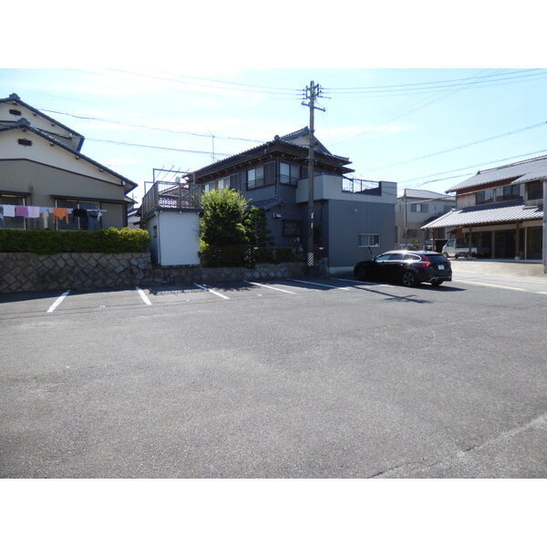 フォーブル真伝A棟の駐車場