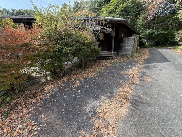 【北杜市大泉町谷戸】八ヶ岳南麓の個性あふれる平家住宅の前面道路含む現地写真|北側道路（私道）