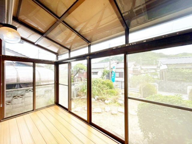 下松市生野屋五丁目　戸建てのその他|光を感じながら、洗濯物を干したり、植物を育てたり、暮らしに合わせて楽しみ方を広げられるサンルームです。