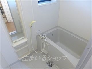 ハイランドＡの浴室|窓あり