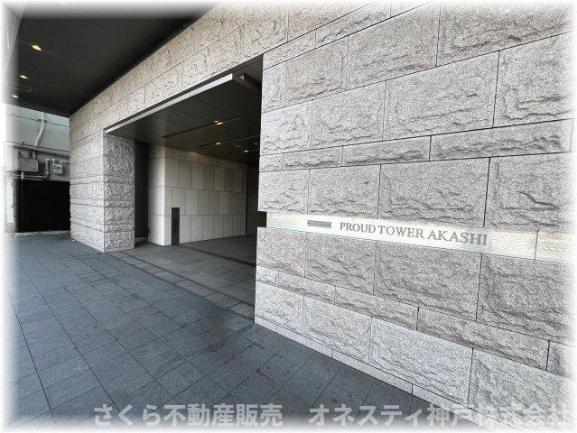32階☆プラウドタワー明石☆|エントランスアプローチ：コブ出し仕上げのさび石を用いた格調高い意匠に、大きく開かれた贅沢な迎賓空間を創出します。