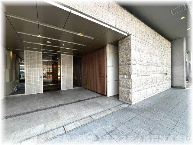 32階☆プラウドタワー明石☆|エントランスアプローチ：コブ出し仕上げのさび石を用いた格調高い意匠に、大きく開かれた贅沢な迎賓空間を創出します。