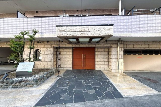 ウイングストリーム氷川台コートのエントランス|「氷川台」駅徒歩６分！平成１２年築・オートロック＆宅配ボックス付きマンション、ウイングストリーム氷川台コートは即日現地案内可能となっておりますので、お気軽にお問い合わせください！