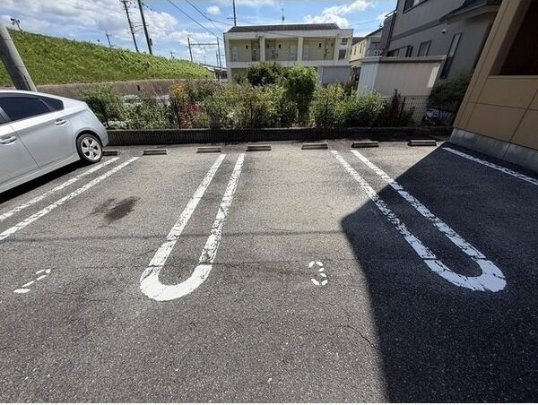 メゾンアイリスの駐車場