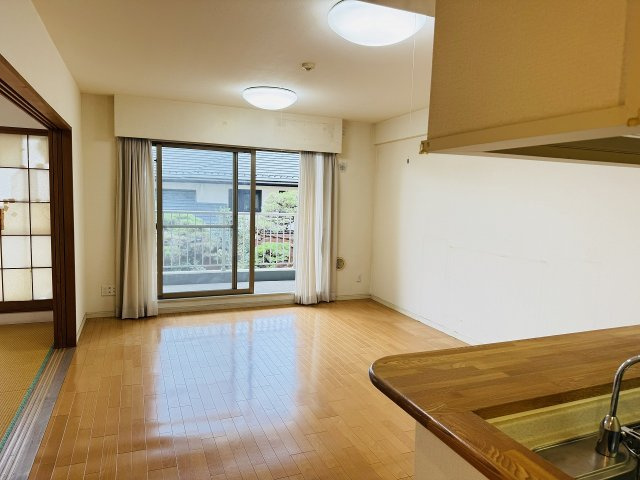 サンクレイドル暁町弐番館の居間・リビング|～15.1帖の明るいLDKで、家族団欒の時間をお過ごしいただけます～