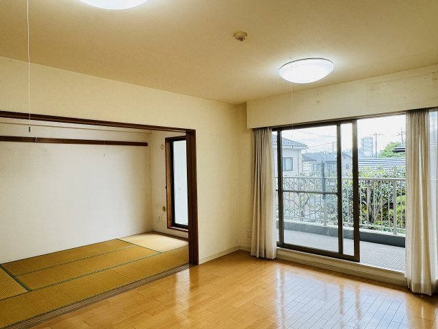 サンクレイドル暁町弐番館の居間・リビング|～15.1帖の明るいLDKで、家族団欒の時間をお過ごしいただけます～