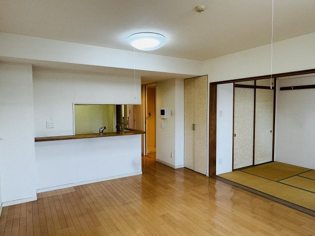 サンクレイドル暁町弐番館の居間・リビング|～15.1帖の明るいLDKで、家族団欒の時間をお過ごしいただけます～