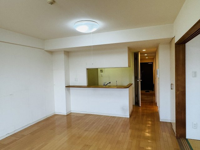 サンクレイドル暁町弐番館の内装|～15.1帖の明るいLDKで、家族団欒の時間をお過ごしいただけます～