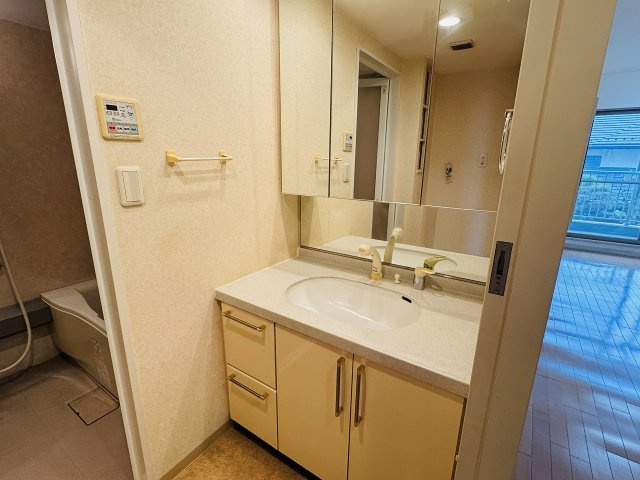 サンクレイドル暁町弐番館の独立洗面台|～３面鏡付きの独立洗面台　細々している物をスッキリ収納出来ます～