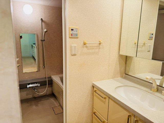 サンクレイドル暁町弐番館の脱衣所|～洗面台収納もタップリ～