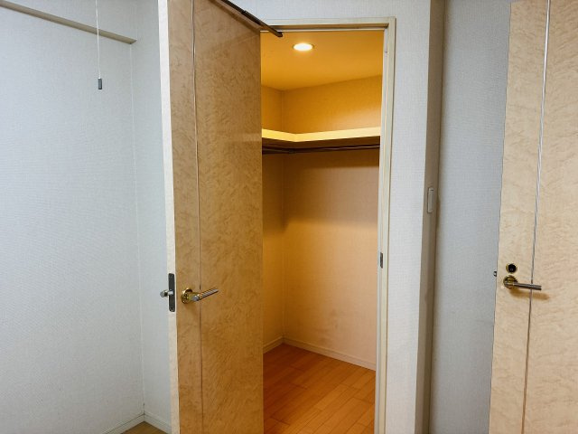 サンクレイドル暁町弐番館の収納|～ウォークインクローゼットでお荷物がスッキリ収まります～