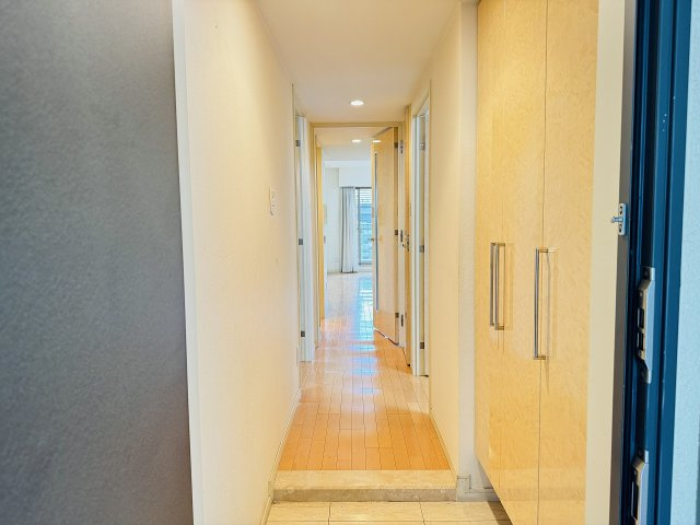 サンクレイドル暁町弐番館の玄関|～大容量収納可能なシューズボックス～