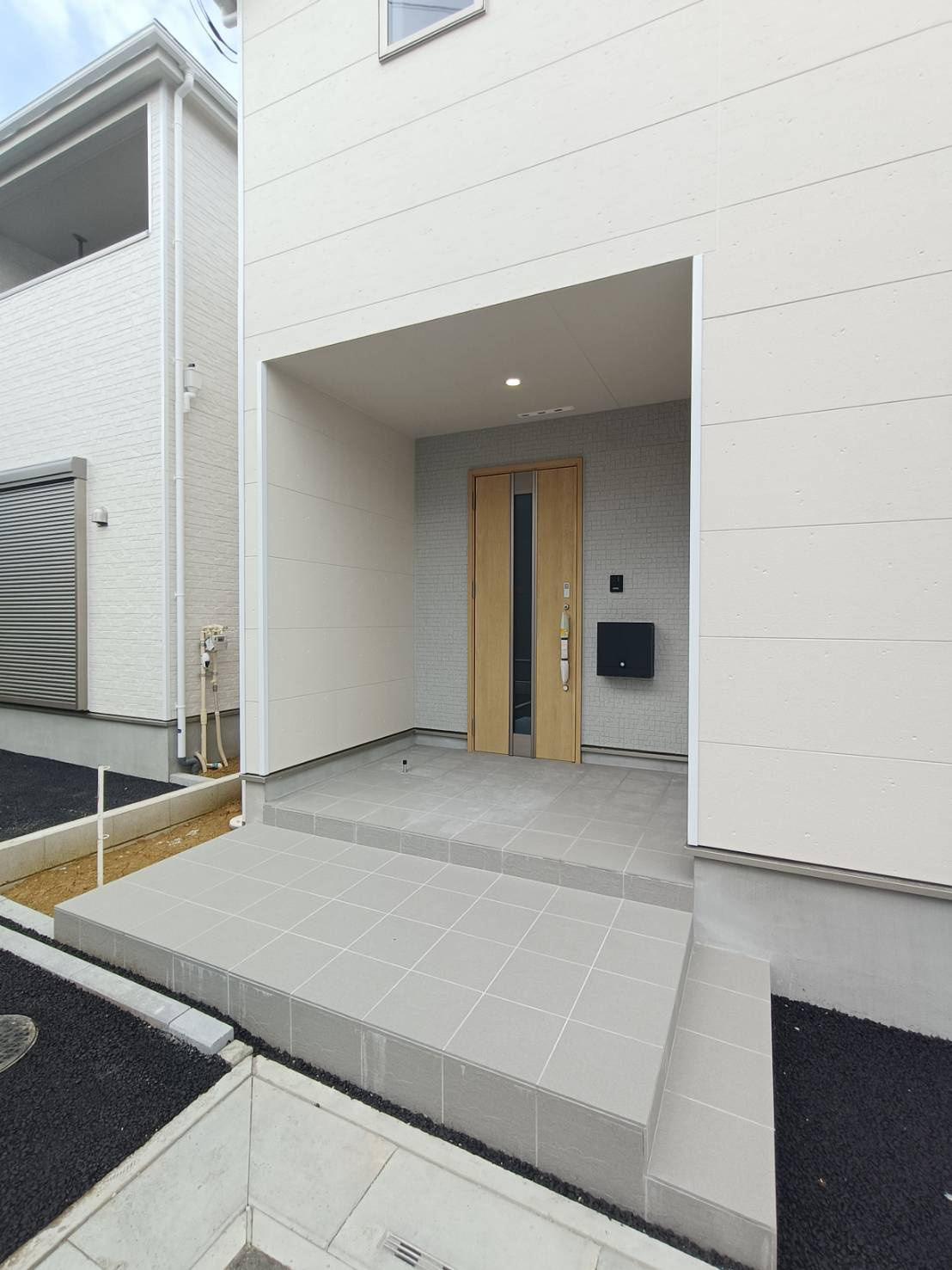 三郷市　彦糸1丁目　新築戸建　全7棟の玄関|ゆったりとした玄関です