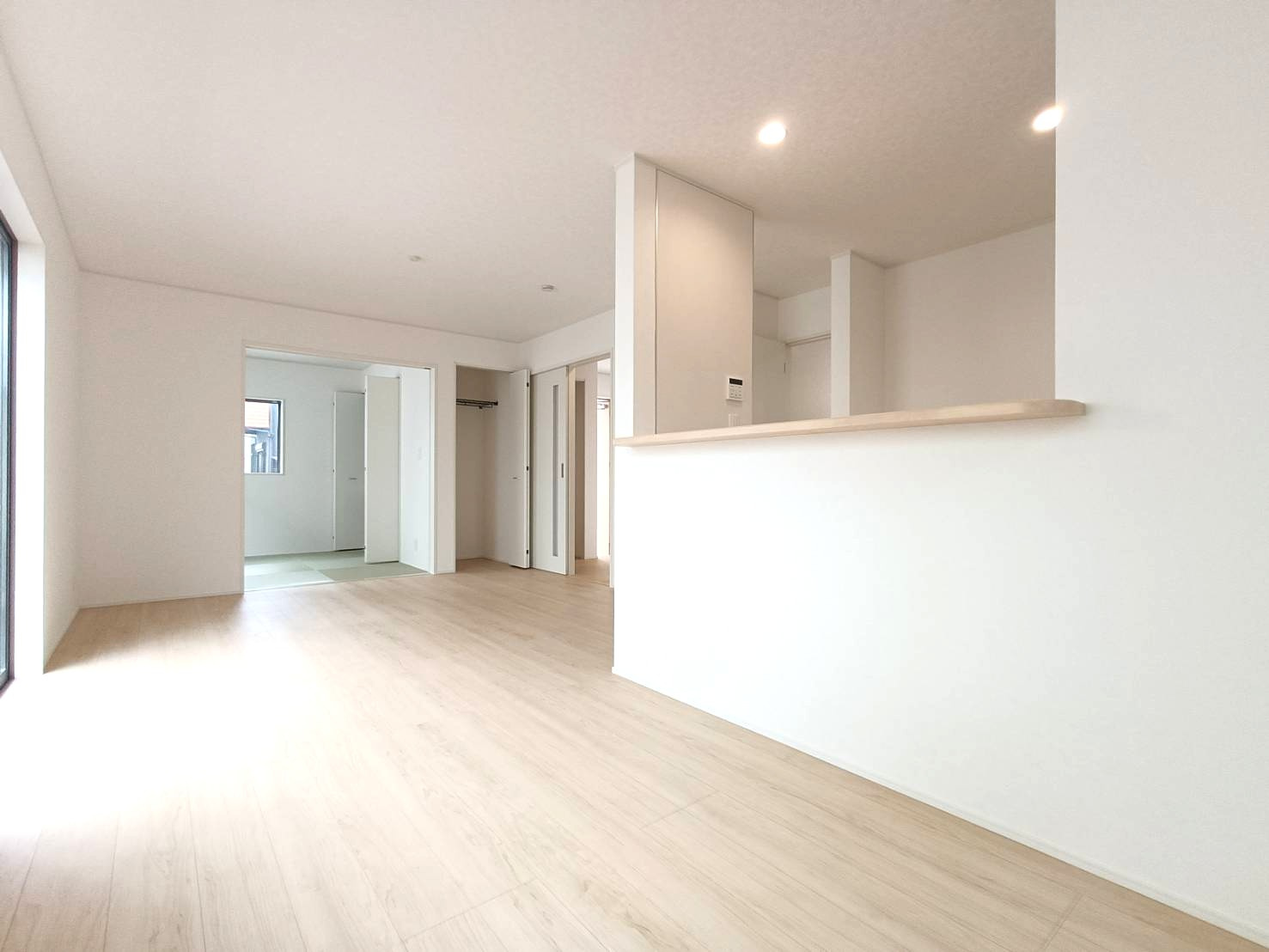 三郷市　彦糸1丁目　新築戸建　全7棟の居間・リビング|おしゃれなリビングです