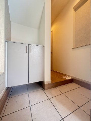 大石東町2丁目新築戸建ての玄関|玄関にはシューズインクローゼットがあり、収納としてご使用いただけます。
